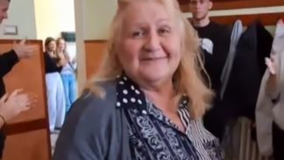 NIJE MOGLA DA ZADRŽI SUZE Pančevački gimnazijalci priredili profesorki ispraćaj u penziju za pamćenje (VIDEO)