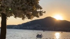 NIKAD NE BI POGODILI KO JE PEVA Pesma stara 40 godina "zaludela" mlade na Tik Toku (VIDEO)