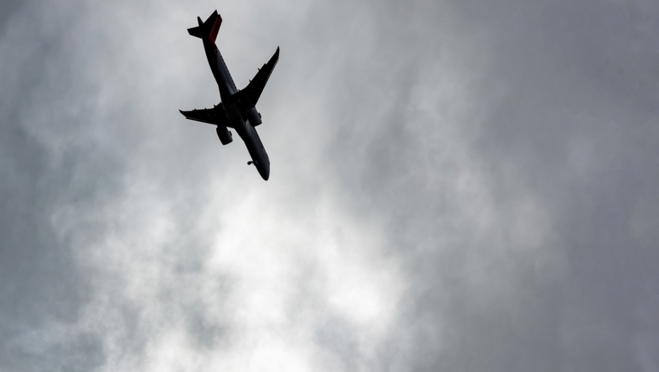 PUCALI NA AVION PRILIKOM SLETANJA! Ima i ranjenih, pilot manevrom sprečio tragediju
