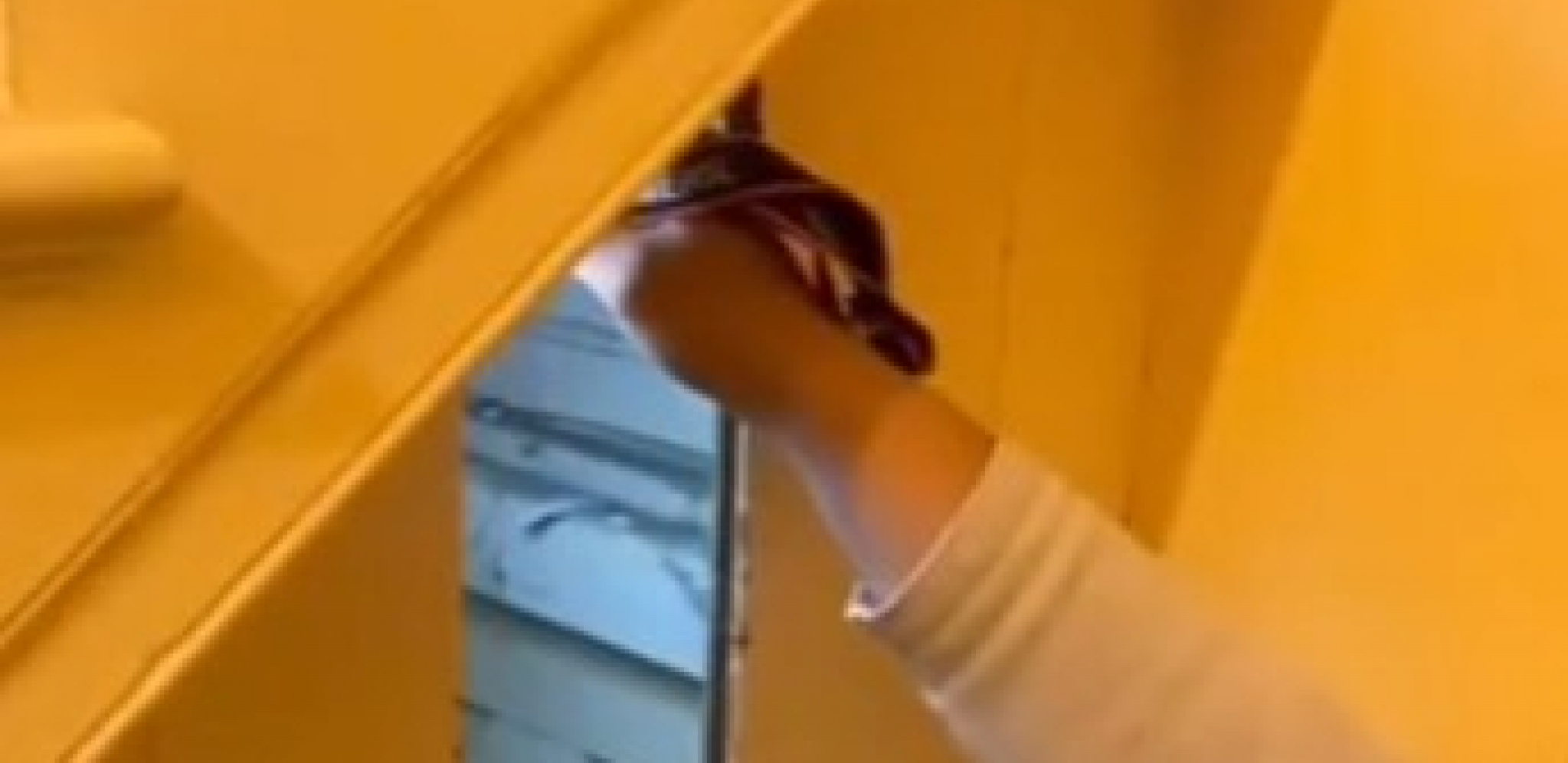 ''VIŠE NIKADA NEĆEMO MIRNO SPAVATI'' Kupili kuću, a kad su videli šta je skriveno unutra - zaledila im se krv u žilama! (VIDEO)