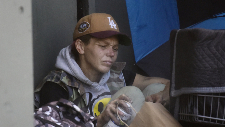 ZVEZDA "ČUVARA PLAŽE" PRVI PUT O BIVŠOJ KOJA PREŽIVLJAVA KOPAJUĆI PO SMEĆU Otkrio kako je njena nesreća uticala na njegov život