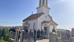 BOSNA SE OPRAŠTA OD UBIJENOG POLICAJCA Novi Grad okovan tugom, a  ćerka se ne odvaja od očevog kovčega