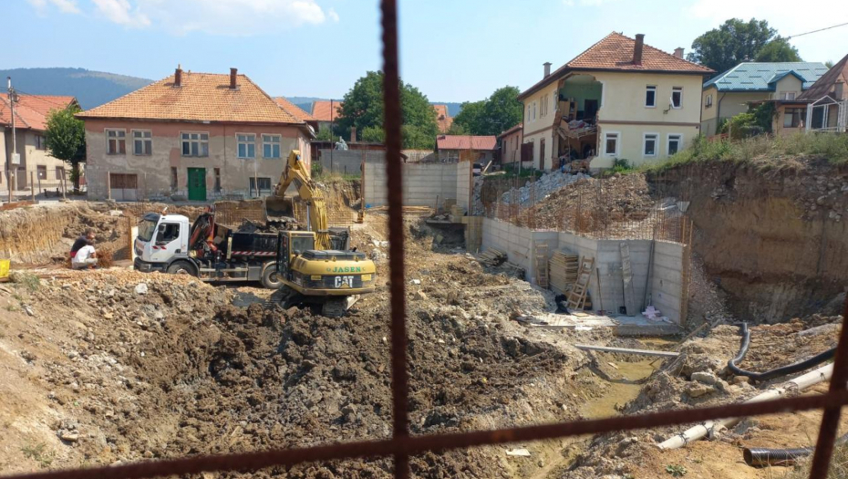 OGROMNA KOLIČINA ZEMLJE SE OBRUŠILA NA GEOMETRA U PLJEVLJIMA DOK JE RADIO I UBILA GA NA MESTU Advokatica porodice nastradalog tvrdi da gradilište nije bilo obezbeđeno
