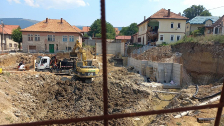 OGROMNA KOLIČINA ZEMLJE SE OBRUŠILA NA GEOMETRA U PLJEVLJIMA DOK JE RADIO I UBILA GA NA MESTU Advokatica porodice nastradalog tvrdi da gradilište nije bilo obezbeđeno