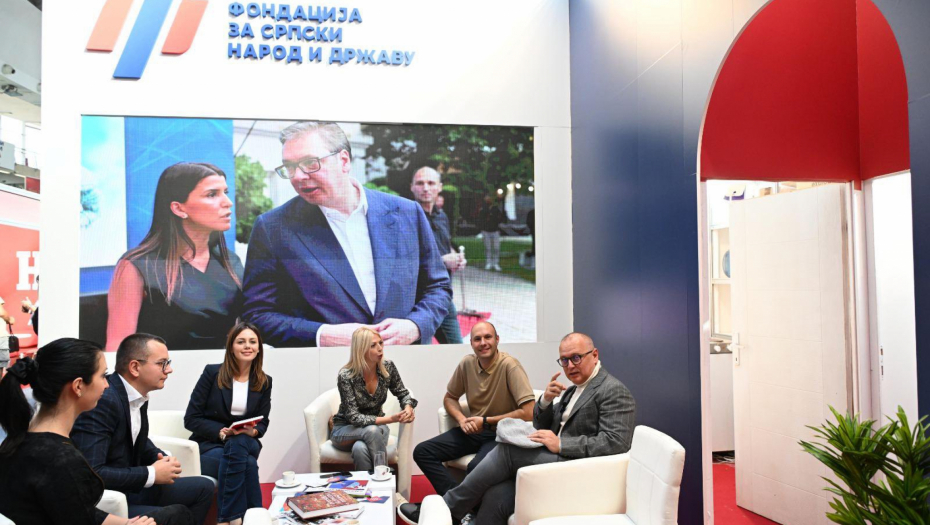VESIĆ POSETIO ŠTAND FONDACIJE ZA SRPSKI NAROD I DRŽAVU "Verujemo u progres, budućnost i napredak koji nije moguć bez obrazovanja"