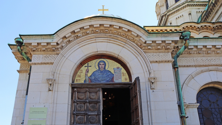 SRBI DANAS SLAVE SVETU PETKU Predanje kaže da su njene mošti čudotvorne, poštuju je i hrišćani i muslimani