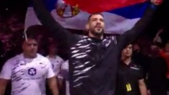 UFC 308 SPEKTAKL Aleksandar Rakić ušao u dvoranu ogrnut srpskom zastavom, prekrstio se i pomolio pred veliku borbu