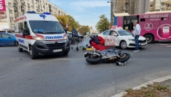 UMRO MOTOCIKLISTA KOJI SE DANAS ZABIO U TAKSI U NOVOM SADU Horor scene snimljene na mestu nesreće