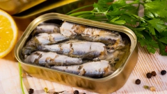 NEMATE OTVARAČ ZA KONZERVU, A JEDE VAM SE SARDINA? Nema problema, uz ovaj trik ćete je lako otvoriti i bez njega