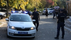 PRVE FOTOGRAFIJE SA BEŽANIJSKE KOSE GDE JE MUŠKARAC UPUCAO SINA I ŽENU! Policija ga odvukla u BELOM SKAFANDERU! (FOTO)