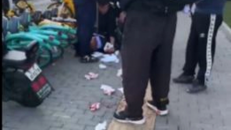DECA LEŽE NA ASFALTU U KRVI! Muškarac (50) izbo decu nožem kod škole u elitnom delu grada (VIDEO)