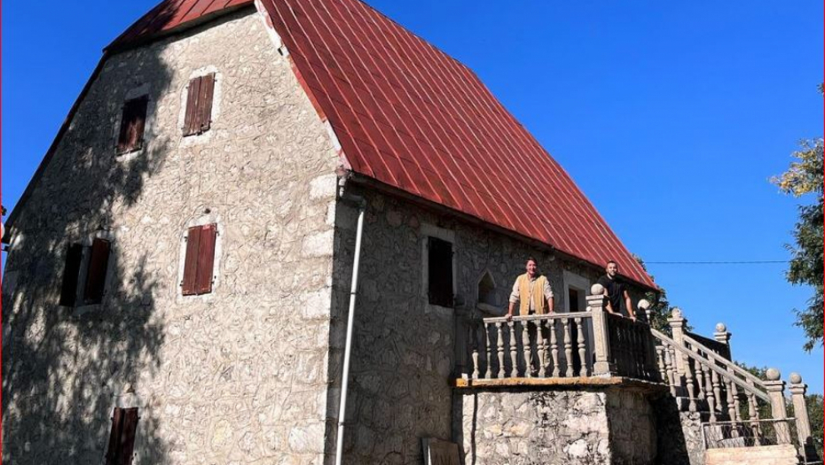 VODITELJ IMA OGROMNU KAMENU KUĆU! Nekretnina mami uzdahe, a jedan detalj je posebno zanimljiv (FOTO)
