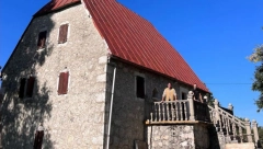 VODITELJ IMA OGROMNU KAMENU KUĆU! Nekretnina mami uzdahe, a jedan detalj je posebno zanimljiv (FOTO)