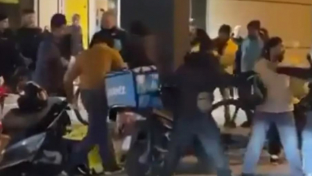 PRŠTE PICE I PLJESKAVICE! Brutalna tuča dostavljača hrane u centru Zagreba (VIDEO)