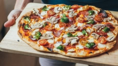 „KAD SAM ZAGRIZLA PICU, ZAMALO ZUB DA SLOMIM!“ Skandalozan propust restorana digao ceo internet na noge