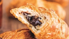 KROASAN SA ČOKOLADOM Mekan kao duša i sočan, a idealan za užinu ili desert