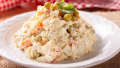 PILEĆA SALATA SA KIKIRIKIJEM I SUSAMOM Kremasta i slasna, ovakvu do sada niste jeli