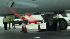AVION PROPAO U ŠAHT! Samo točkovi vire! Opasna drama posle sletanja (VIDEO)