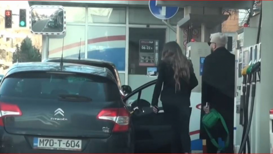 NAŠA PEVAČICA POLUGOLA ŠETALA GRADOM! Pokazala zanosne obline, muškarcima padaju vilice! (FOTO)