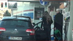 NAŠA PEVAČICA POLUGOLA ŠETALA GRADOM! Pokazala zanosne obline, muškarcima padaju vilice! (FOTO)