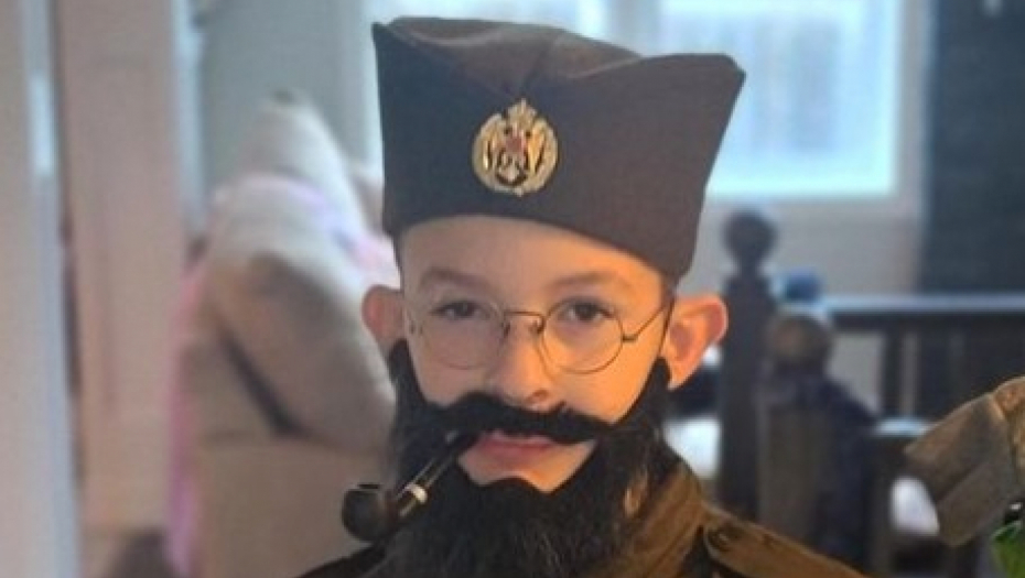 VIC DANA Mali Draža Mihajlović sedi za kompjuterom i dopisuje se...