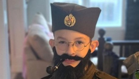 VIC DANA Mali Draža Mihajlović sedi za kompjuterom i dopisuje se...