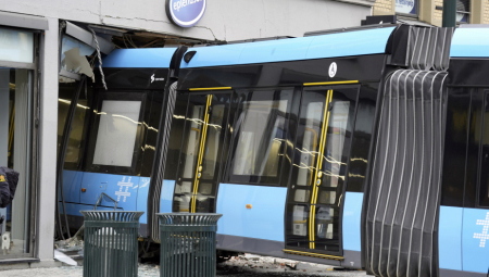 TRAMVAJ ULETEO U PRODAVNICU U CENTRU GRADA! LJUDI PLAČU OD ŠOKA: Jezive slike sa mesta nesreće (FOTO)