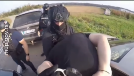 EVO KAKO SU PALA PETORICA DILERA DUVANA IZ RUME Policija zaustavila automobile i bacila prestupnike na asfalt (FOTO/VIDEO)