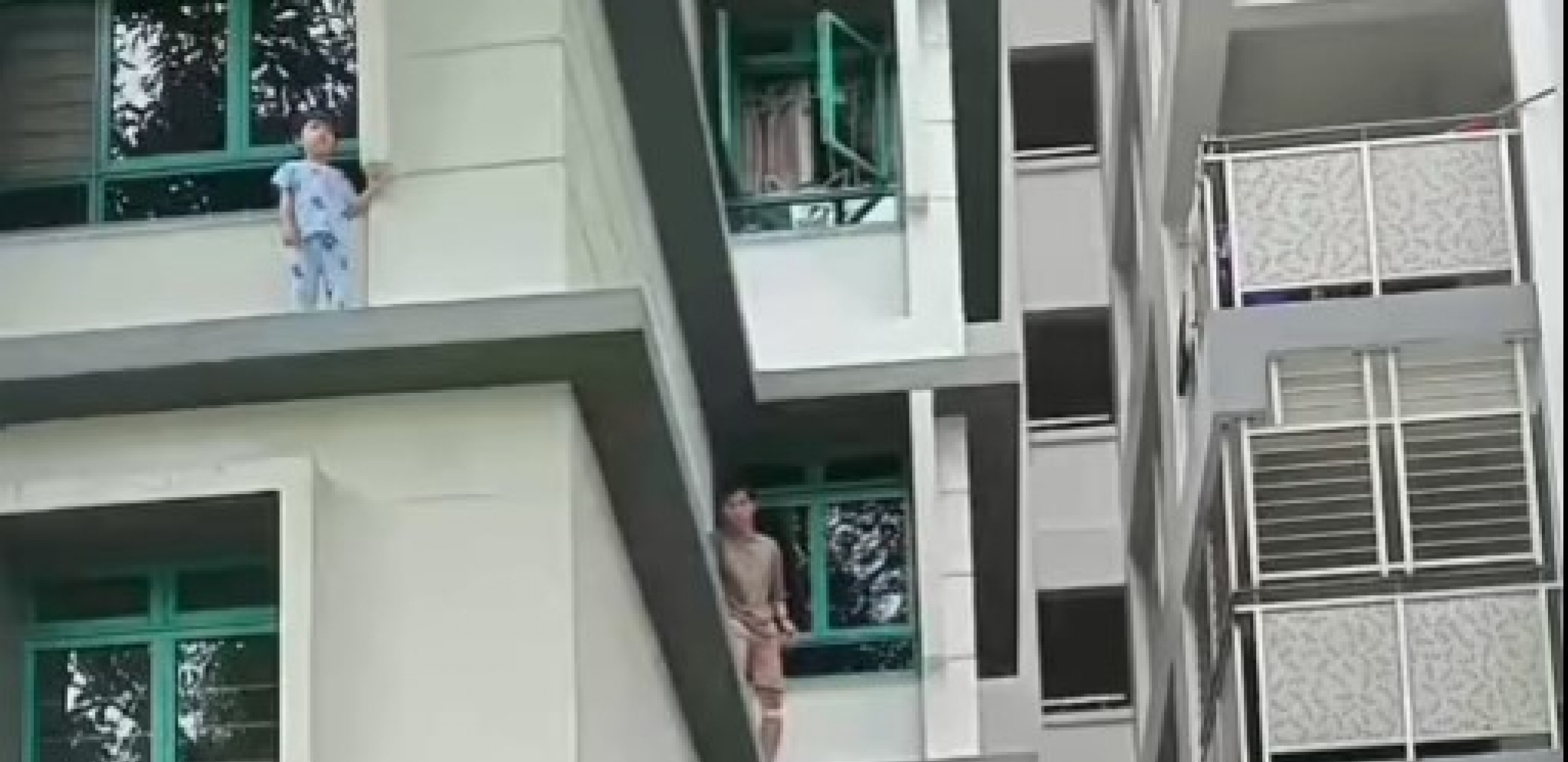 DRAMA NA TREĆEM SPRATU ZGRADE Dečak stajao na prozoru, sekunde su ga delile od pada, a onda je naišao komšija heroj! (VIDEO)