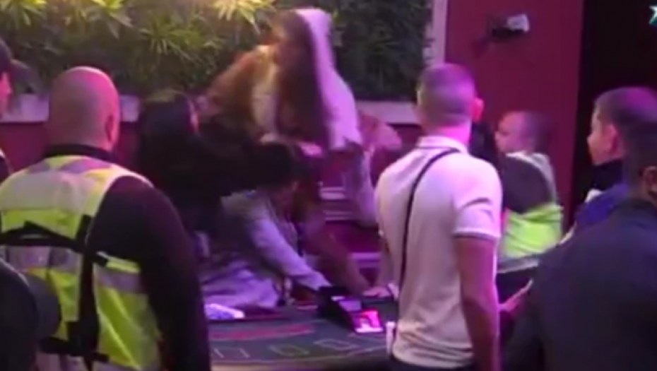 OBEZBEĐENJE UČESNICU OBORILO NA POD, JEDVA JE SAVLADALI! Jezive scene u Eliti tokom žurke, pojavile se fotke brutalnog okršaja!