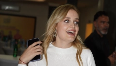 MAJKA I ĆERKA U ISTIM PANTALONAMA, KOJOJ BOLJE STOJI? Anica Dobra spojila kožu i šljokice, Mina Sovtić donela skroz suprotan stil