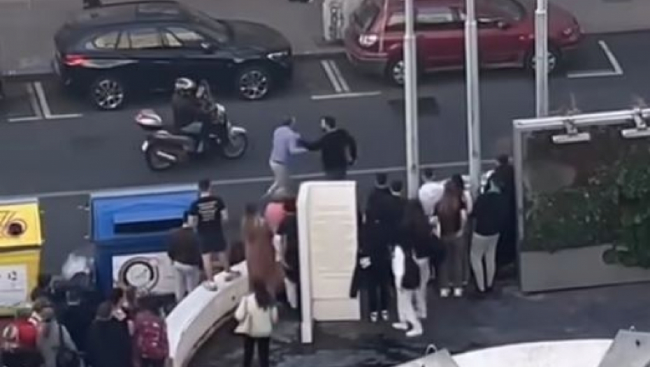 NAROD KOD BEOGRAĐANKE GLEDA KAO DA JE U BIOSKOPU! Muškarci se tuku nasred ulice, niko ne REAGUJE (VIDEO)