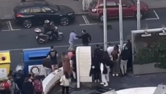 NAROD KOD BEOGRAĐANKE GLEDA KAO DA JE U BIOSKOPU! Muškarci se tuku nasred ulice, niko ne REAGUJE (VIDEO)