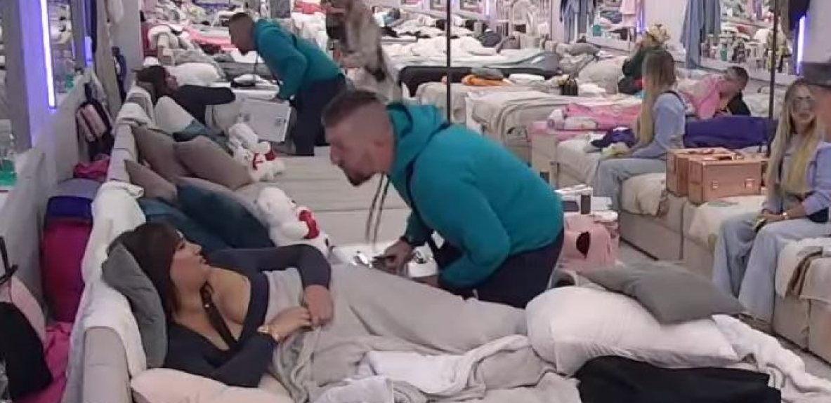 UCENJUJE I PRETI! Korda pokušava na silu da se pomiri sa Anom, Aneli priskočila u pomoć, jezivi haos u Beloj kući