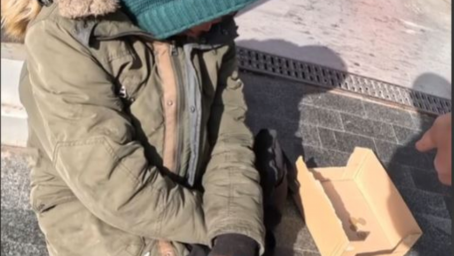 BAHATI RUS MALTRETIRA BESKUĆNIKE I INVALIDE PO BEOGRADU! Snima uvredljive skečeve i postavlja po društvenim mrežama (VIDEO)
