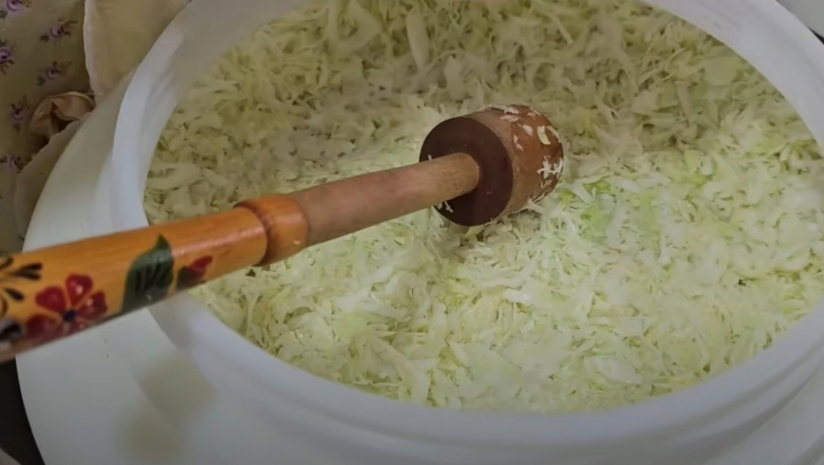 RECEPT ZA SAVRŠEN RIBANAC Da kiseli kupus dobije zlatnu boju naše bake su u bure stavljale ovo
