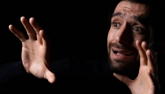 U TOKU NOĆI ČUO NEOBIČNO ŠUŠKANJE ISPOD KREVETA Mislio da je pacov ili miš, kada je pogledao dole, umalo doživeo srčani udar!