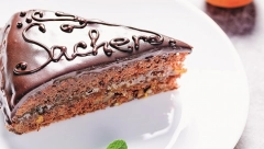 SAHER TORTA Očaravajuća poslastica osmišljena 1832.godine za kneza, u sočnom spoju čokolade sa džemom