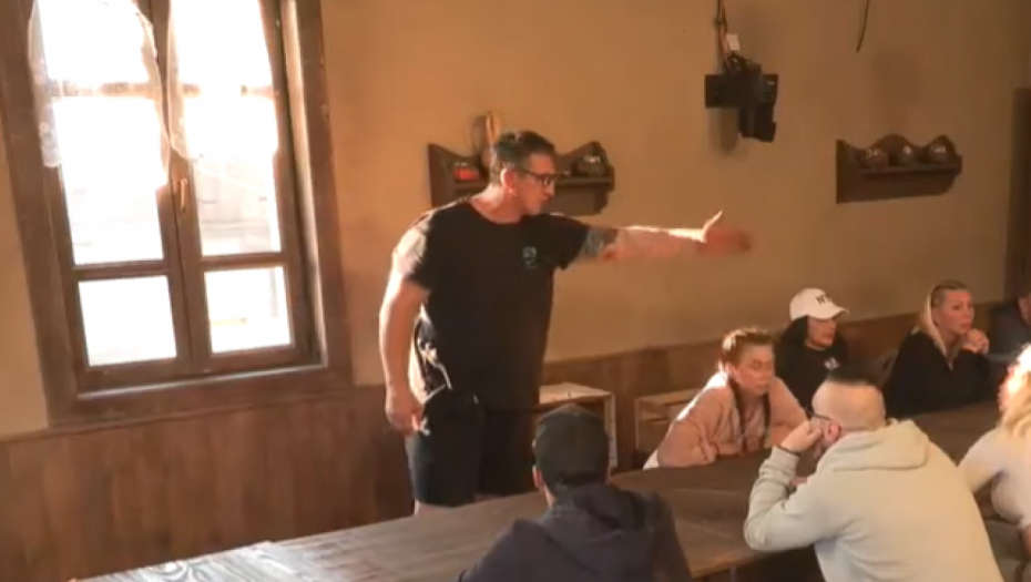 KRISTIJAN NASRNUO NA UČESNIKA Pljušte brutalne optužbe: "Pozajmio si pare od moje žene i još nisi vratio!"