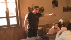KRISTIJAN NASRNUO NA UČESNIKA Pljušte brutalne optužbe: "Pozajmio si pare od moje žene i još nisi vratio!"