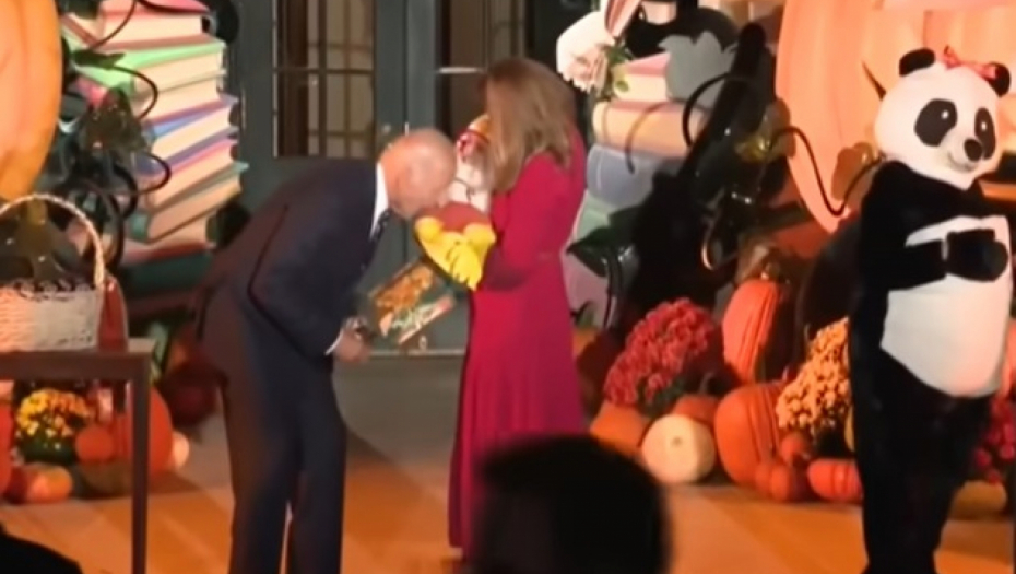 NOĆ BAJDENA! NOVE MORBIDNOSTI USKORO BIVŠEG PREDSEDNIKA: Ujedao bebe u Noći veštica, a Džil nosila kostim pande! (VIDEO)