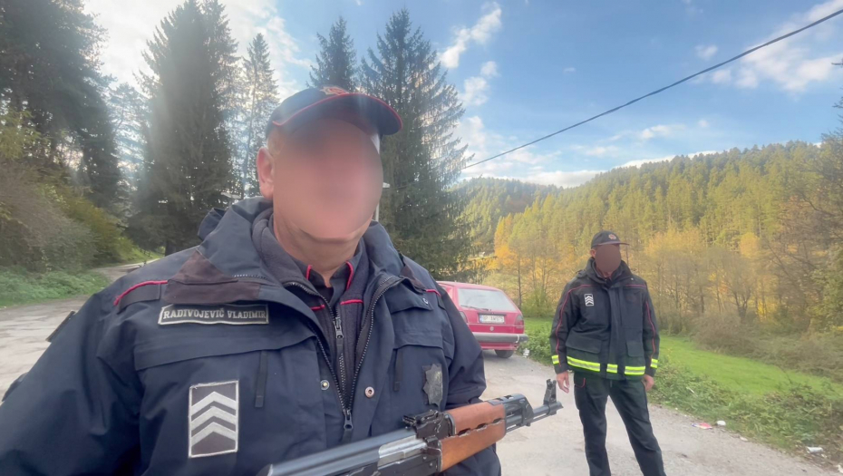 OPKOLJEN SA SVIH STRANA, HELIKOPTERI NADLEĆU SELO Ovo su slike iz sela u kojima se traga za Balijagićem, prestravljeni meštani u svojim domovima (FOTO)(VIDEO)