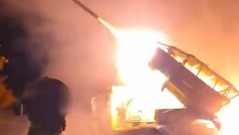PLJUŠTE RUSKE RAKETE PO DESNOJ OBALI DNJEPRA Eksplozije pretvorile noć u dan, ima mrtvih (VIDEO)