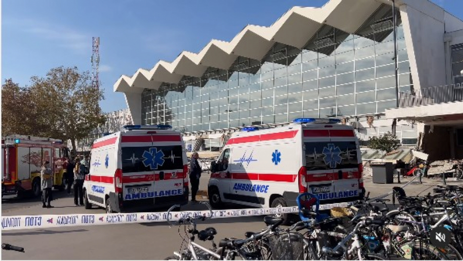 PALA STARA NASTREŠNICA ŽELEZNIČKE STANICE U NOVOM SADU Hitno reagovale sve službe, Hitna pomoć, policija i vatrogasci