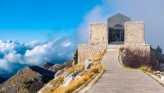 SKANDAL U CRNOJ GORI! Albanac sa polugolim ženema igra na Njegoševom grobu! (VIDEO)