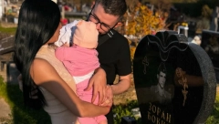 ''ŽAO MI JE ŠTO SE NIKAD NEĆE IGRATI SA TOBOM'' Pevačica sa ćerkom u naručju posetila očev grob i obratila mu se potresnim rečima