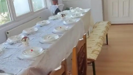 ''FOTELJE IZBAČENE, STO POSTAVLJEN, SVI SMO SE POSVAĐALI'' Devojka snimila šta njena porodica radi pred slavu - da plačeš od smeha! (VIDEO)