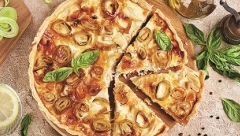 TART S PRAZILUKOM I SIROM Najbolje se slaže sa jogurtom ili kiselim mlekom, a uspeva i početnicima