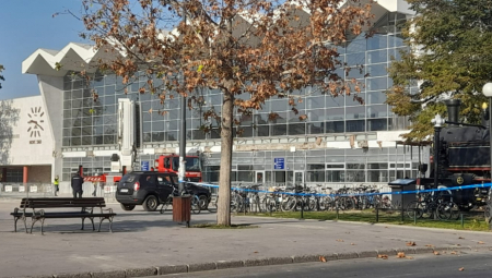 EVO ŠTA SE DEŠAVA NA ŽELEZNIČKOJ STANICI U NOVOM SADU JUTRO NAKON TRAGEDIJE (FOTO/VIDEO)