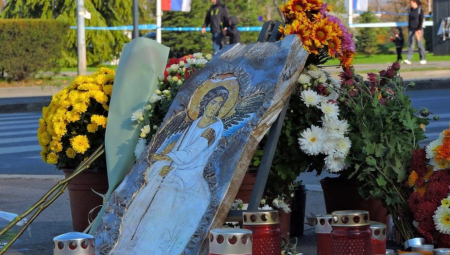 I RUSI SOLIDARNI U BOLU U Ambasadi Srbije u Moskvi otvorena knjiga žalosti povodom tragedije u Novom Sadu